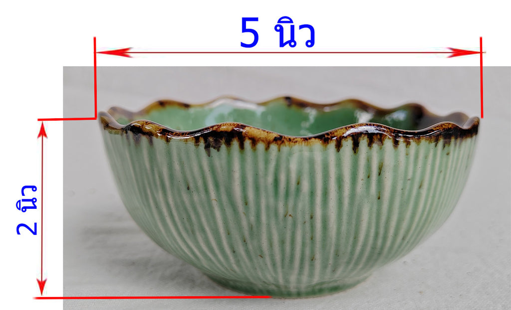 ถ้วย เทคนิคสี 5 นิ้ว สีเขียว ขูดเส้นตรงที่ผิวถ้วย ใช้เป็นถ้วยแกง ถ้วยซุป ชามข้าวต้ม ชามก๋วยเตี๋ยว
