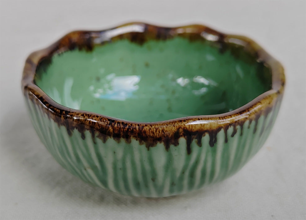 ของขวัญ ของที่ระลึก ชุดอาหาร เซรามิค สีเขียว จำนวน9ชิ้น บรรจุในกล่องพร้อมใช้เป็นของขวัญ มอบให้ผู้ใหญ่ ผลิตและออกแบบโดย โอทอปลำปาง